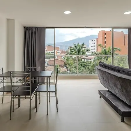 Apartamento En Laureles, Con Piscina Y Parquedero 401